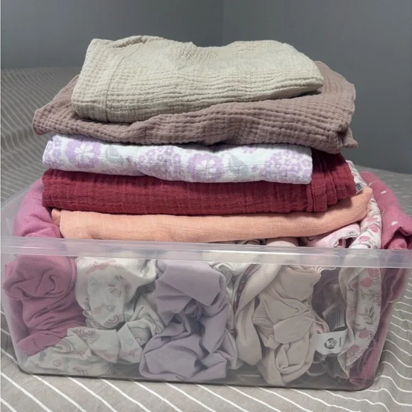 Crib sheets and swaddles bundle - Picture 1 of 3